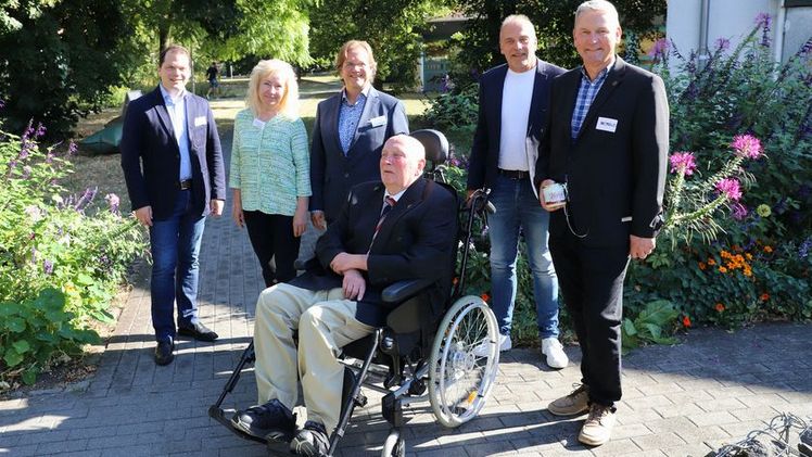 v.l.n.r. Philipp Schickl, Professional School; Birgit Strangmann, Bürgermeisterin; Prof. Dr. Jürgen Bouillon, Tagungsleiter; Klaus Schröder, Gründer der Osnabrücker Baumpflegetage; Thomas Maag, Osnabrücker Servicebetrieb; Marc-Guido Megies, Vorsitzender des Freundeskreises. Bild: Hochschule Osnabrück.