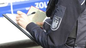 Heute sichern rund 43.000 Zöllnerinnen und Zöllner täglich die Leistungsfähigkeit des Gemeinwesens, fördern den Wirtschaftsstandort Deutschland und tragen zur Stabilisierung der Sozialsysteme bei. Bild: Hauptzollamt Hamburg.