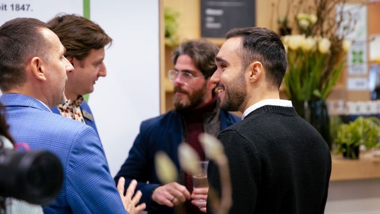 Am Stand der Gartenbau-Versicherung, Halle 3, C37, werden sicher auch bei der kommenden IPM wieder viele interessante Fachgespräche geführt. Bild: © Gartenbau-Versicherung.