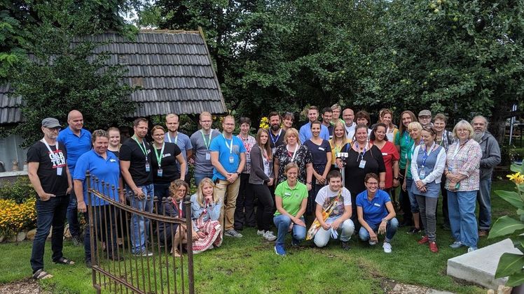 Das Gartenbloggertreffen in Füchtorf bot zahlreichen Social Influencern nicht nur die Möglichkeit, sich persönlich kennenzulernen und auszutauschen, es wurde im Rahmen des Programmes auch kräftig angepackt. Bild: Romberg.