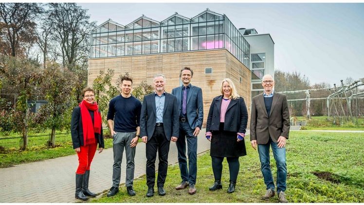 Nach zwei Jahren Bauzeit folgte nun die offizielle Eröffnung der Indoorfarm an der Hochschule Osnabrück, v.l.: Christel Tesch, Niedersächsisches Ministerium für Wissenschaft und Kultur; Sebastian Deck, Wissenschaftlicher Mitarbeiter und Koordinator des Forschungszentrums Agrarsysteme der Zukunft; Prof. Dr. Andreas Ulbrich, Professor für Gemüseproduktion- und verarbeitung Hochschule Osnabrück; Prof. Dr. Andreas Bertram Hochschulpräsident; Julika Bruning, Projektleiterin Hochschule Osnabrück und Martin Ferner, Hüdepohl.Ferner Architektur- und Ingenieurgesellschaft mbH. Bild: HS Osnabrück.