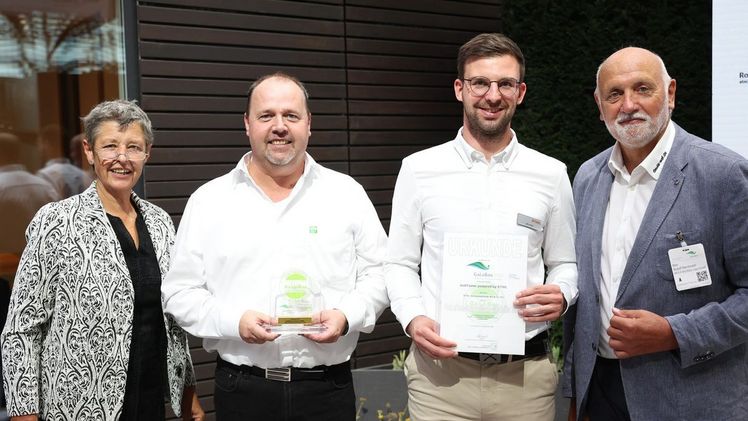 Der STIHL bottTainer wurde im Rahmen des GaLaBau-Experten-Forums mit der begehrten GaLaBau-Innovationsmedaille ausgezeichnet: (V.l.n.r.: BGLVizepräsidentin Pia Präger, Alexander Neuberger, Bott GmbH & Co. KG, Jörn Kirst, STIHL Vertriebszentrale AG & Co. KG, Rudolf Horstmann, Vorsitzenden der Bewertungskommission). Bild: Daniel Karmann/BGL.