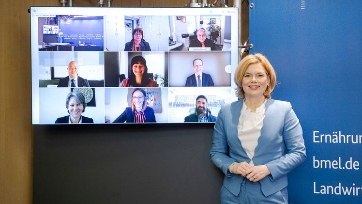 Bundeslandwirtschaftsministerin Julia Klöckner bei der virtuellen Übergabe der Förderurkunden. Quelle: Bild: BMEL/Photothek/Schmitz.
