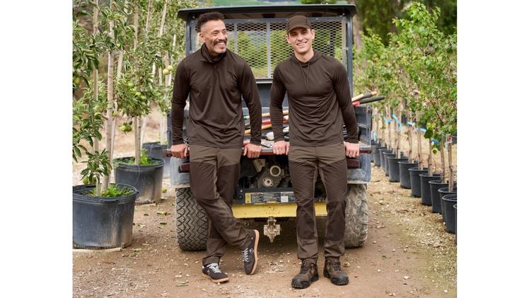 Voll ausgestattet im Schutz gegen gefährliche UV-Strahlung: Troyer-Longsleeve mit Multifunktionstuch und Hoody-Longsleeve – alle in kastanie/haselnuss. Bild: © Strauss.