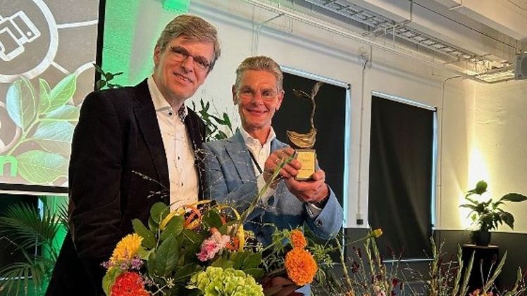 Der Plantum-Nachhaltigkeitspreis 2024 wurde am 19. September von Foeke Gardenier (auf dem Foto rechts), Dümmen Orange-Ambassador, entgegengenommen. Bild: Dümmen Orange.