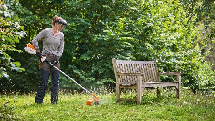 Die STIHL FSA 86 R ist das ideale Gerät für Trimm-, Mäh- und Ausputzarbeiten im Rahmen der gewerblichen Liegenschaftspflege. Dabei ist die Akku-Sense im Betrieb so leise, dass kein Gehörschutz erforderlich ist. Bild: STIHL.