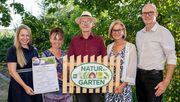 Abgeordnete zum NÖ Landtag Silke Dammerer, die Gartenbesitzer Erika und Leopold Wabro, Landeshauptfrau Johanna Mikl-Leitner und „Natur im Garten" Berater Leopold Mayrhofer. Bild: © NLK Burchhart.