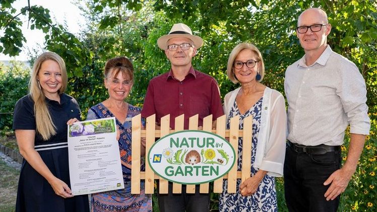 Abgeordnete zum NÖ Landtag Silke Dammerer, die Gartenbesitzer Erika und Leopold Wabro, Landeshauptfrau Johanna Mikl-Leitner und „Natur im Garten" Berater Leopold Mayrhofer. Bild: © NLK Burchhart.