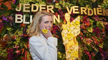 Maria Furtwängler steht das blumige Accessoire wunderbar.