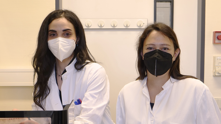 Zeinab Fneish (l.) und Dr. Jennifer Becker haben den Einfluss von Birkenpollen auf die Infektanfälligkeit untersucht. Bild: © TWINCORE.