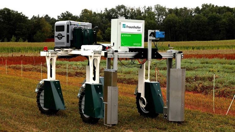 Die Fraunhofer-Gesellschaft präsentiert zahlreiche Neuheiten für das Smart Farming der Zukunft – darunter unser Highlight: der Feldroboter DeBiFiX. Bild: Katja Hofacker, Kompetenzzentrum für Digitale Agrarwirtschaft – KoDA.