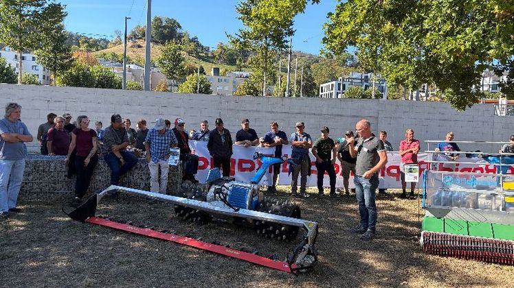 Die Leidenschaft für ihre Produkte spürt man den Mitarbeitenden der Rapid Technic AG - egal ob in der Produktion oder bei der Präsentation von Fertigprodukten - voll heraus. Bild: Rapid.