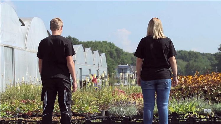 Begeisterung für ihren Beruf zeigen junge Staudengärtner in einem selbst produzierten Film, der ihre Arbeit über das Gärtnerjahr zeigt. Bild: BdS.