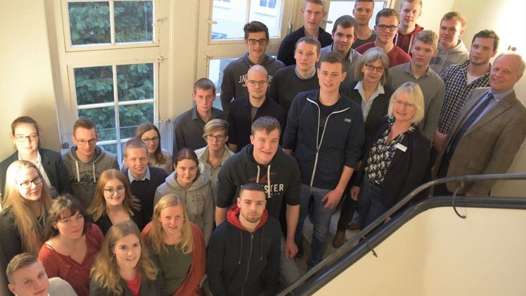 Diese jungen Frauen und Männer haben ihre Ausbildung in einem der grünen Berufe mit Bestnote abgeschlossen und dürfen sich über ein Weiterbildungsstipendium freuen. Bild: Ziegeler/Landwirtschaftskammer Niedersachsen.