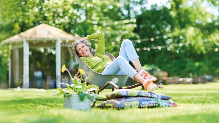Neue COMPO Kampagne macht Verantwortung sichtbar - mit Gartenrealitäten, die Verbundenheit zu Natur und Umwelt zeigen. Bild: © COMPO GmbH.