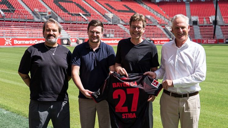 Freuen sich über die verlängerte Partnerschaft: Christian Schnabel (Senior Sales Manager, SPORTFIVE), Josua Lehr (Leitung Pre-Sales und Produktentwicklung B2B, Bayer 04 Leverkusen), Marc Gerster (Geschäftsführer STIGA GmbH) und Felix Duden (Geschäftsführer TecArena-Plus GmbH) (v. l. n. r.). Bild: © STIGA GmbH.
