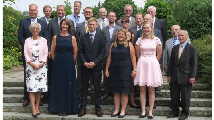 Die jahrgangsbesten Absolventinnen und Absolventen gemeinsam mit Vertretern der Berufsverbände sowie der Fachschule. Bild: GaLaBau.