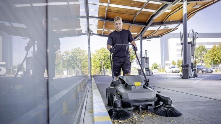Durch den Antrieb der Seitenbesen und der Hauptkehrwalze ist mit der KM 70/25 C Bp eine hohe Flächenleistung von knapp 4.000 m2/h gegeben. Bild: Kärcher.