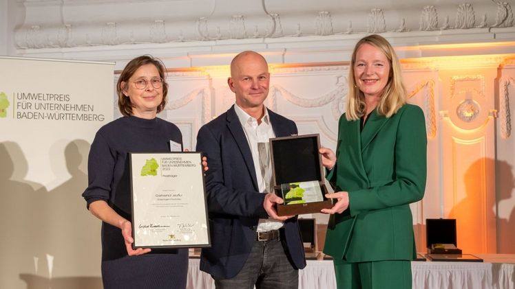 Nicole Jeutter und Martin Jeutter nehmen den Umweltpreis Baden-Württemberg 2022 in der Kategorie Handwerk von Ministerin Thekla Walker entgegen. Foto: Martin Stollberg.