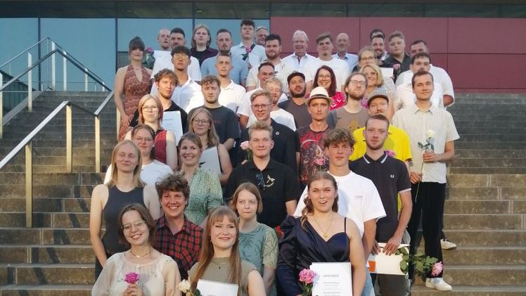 Die freigesprochenen Gärtner*innen des Abschlussjahrgangs 2026 des Herwig-Blankertz-Berufskollegs in Recklinghausen. Bild: VGL NRW.