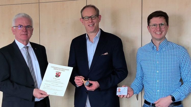 Kammerdirektor Dr. Markus Heil (von links) vereidigte Prof. Dr. Kai Sparke gemeinsam mit dem zuständigen Referatsleiter Jan Hendrik Müller. Bild: LWK-RLP.