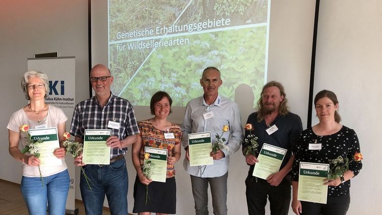 Übergabe Gründungsurkunden an (v. l.):  Dr. Iris Barckhausen (Entenfang bei Celle), Dr. Thomas Hövelmann von der NABU-Naturschutzstation Münsterland (für NSG Venne), Maria John von der Stiftung Umwelt- und Naturschutz M.-V. (für Großer Schwerin/Mü Übergabe Gründungsurkunden an (v. l.):  Dr. Iris Barckhausen (Entenfang bei Celle), Dr. Thomas Hövelmann von der NABU-Naturschutzstation Münsterland (für NSG Venne), Maria John von der Stiftung Umwelt- und Naturschutz M.-V. (für Großer Schwerin/Müritz); Rene Riep vom NABU Regionalverband Westhavelland e. V. (Hohennauener See); Sascha Ritter vom „Grüne Umwelt e. V.“  sowie Dr. Anne Hochbach von Untere Naturschutzbehörde des LK Börde (beide für Sülldorf/Sa.-Anh.) © S. Hahn/JKI