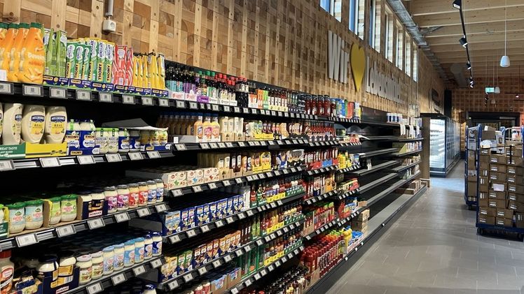 Aktuell laufen die letzten vorbereitenden Arbeiten vor der großen Neueröffnung: Ware wird verräumt, Technik installiert und Gestaltungselemente werden angebracht. Bild: EDEKA Minden-Hannover.