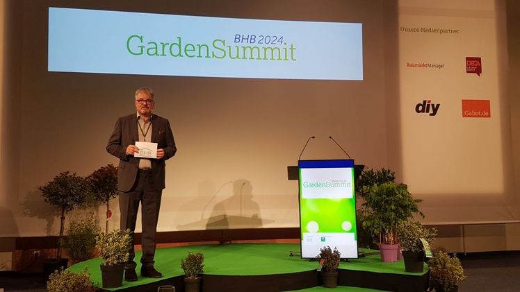 Moderator und BHB-Hauptgeschäftsführer Dr. Peter Wüst während des BHB-GardenSummit 2024. Bild: GABOT. 