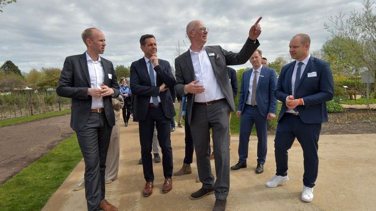 Der Geschäftsführer der Park der Gärten, Christian Wandscher (Mitte) stellte Gästen aus der Politik vor. Bild: Hans-Jürgen Zietz/Park der Gärten.