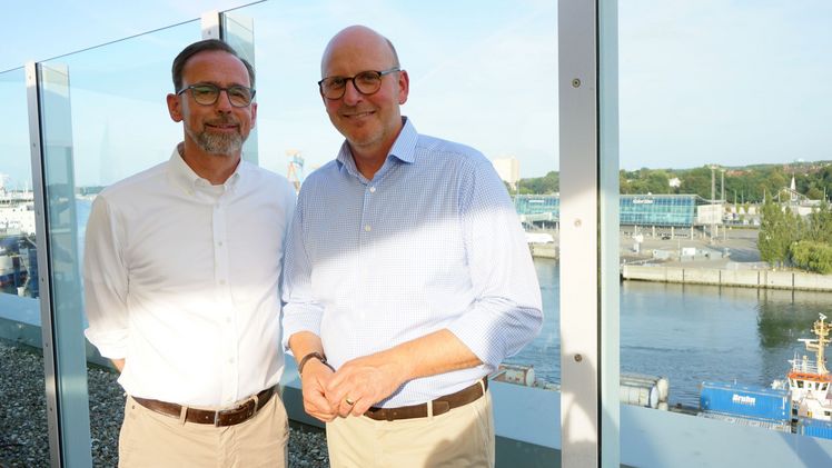 Sie wissen, was die Grüne Branche im Norden bewegt: Mirko Martensen, Präsident des Fachverbandes Garten-, Landschafts- und Sportplatzbau Schleswig-Holstein (rechts) und der Verbandsgeschäftsführer Achim Meierewert. Bild: Kottich.