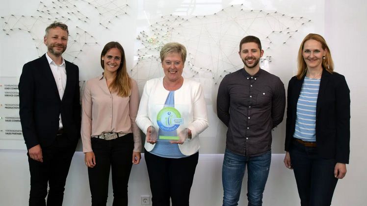 Dirk Sajogo, Sarah Gründing, Mechthild Wessling, Tim Hagen und Ilka Krane freuen sich über die dauerhafte Auszeichnung. Bild: Klasmann-Deilmann.
