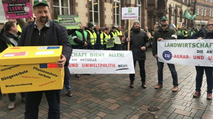 Landvolkpräsident Dr. Holger Hennies vor der Kundgebung in Goslar mit der "Retoure" des EU-Maßnahmenpaketes. Bild: Landvolk Niedersachsen. 