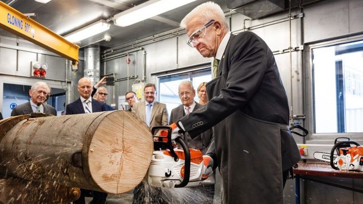 Ministerpräsident Winfried Kretschmann sägt in der Testkabine des Entwicklungszentrums  mit der STIHL MSA 300, den weltweit leistungsstärksten Akku-Motorsäge auf dem MArkt. Bild: STIHL. Ministerpräsident Winfried Kretschmann sägt in der Testkabine des Entwicklungszentrums  mit der STIHL MSA 300, den weltweit leistungsstärksten Akku-Motorsäge auf dem MArkt. Bild: STIHL.