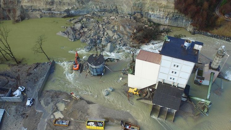 Am 11. Januar 2016 staute ein Felssturz in Wolhusen LU die Kleine Emme und führte zu Überschwemmungsschäden im Industriequartier der angrenzenden Gemeinde Werthenstein. Bild: ZSO EMME. 