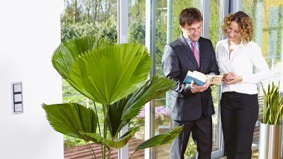 Gepflegte Pflanzen in edlen Gefäßen sind ein Statement des guten Geschmacks. Professionelle Innenraumbegrüner helfen bei der Auswahl und Pflege. Bild: GMH/FvRH.