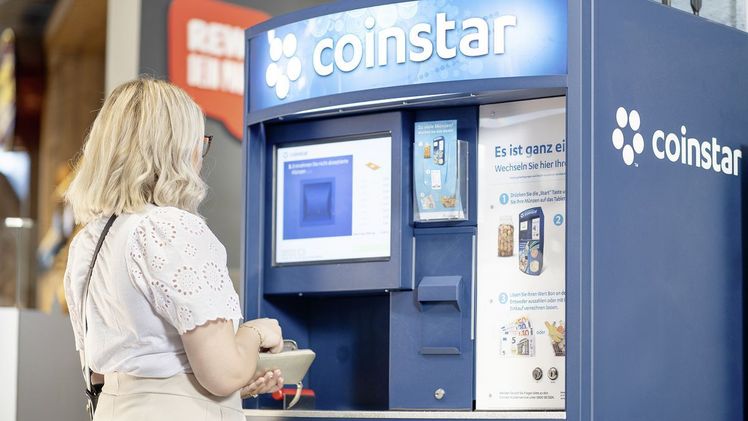 An 1.000 Coinstar-Automaten in REWE-Märkten können Kund:innen ihr Münzgeld gegen Wertbons tauschen. Bild: REWE.