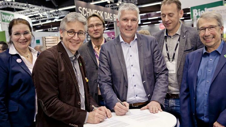 Bioland e.V. und das Bejo haben während der Biofach in Nürnberg am 14.02.2019 Grundzüge für eine engere Zusammenarbeit unterzeichnet. Bild: Bejo.