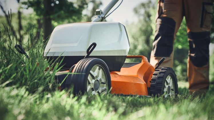Mit dem Akku-Mulchmäher RMA 7 RV bietet STIHL ein leistungsstarkes Profi-Gerät, das mit seiner großen Schnittbreite von 51 Zentimetern die Bearbeitung von größeren Flächen über 900 Quadratmetern ermöglicht. Bild: STIHL. 