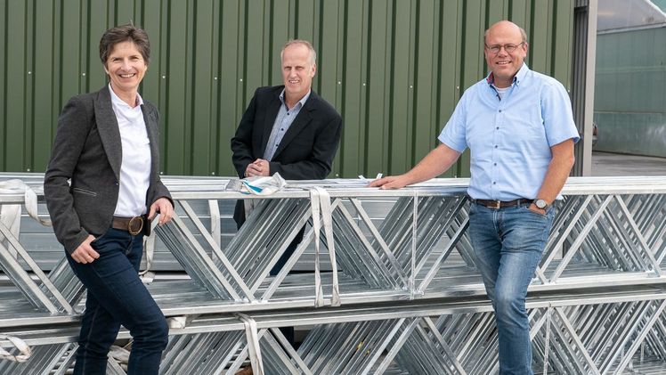 v.l. Dr. Anke Schirocki, Agrobusiness Niederrhein e.V., Uwe Bons, Stadt Straelen und Andreas Rattmann, Rattmann GmbH im Austausch über Möglichkeiten der Entwicklung und Zusammenarbeit. Bild: Agrobusiness Niederrhein.