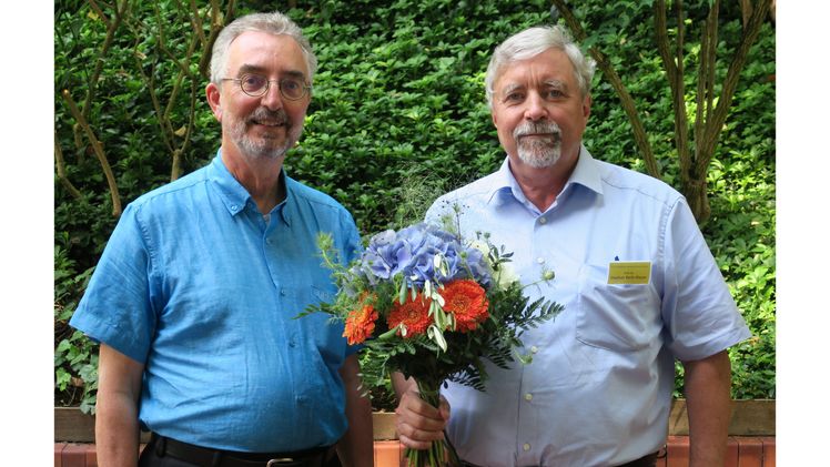 Auf der diesjährigen FLL-Mitgliederversammlung im Juni 2023 erhielt Prof. Dr. Stephan Roth-Kleyer als Zeichen der Anerkennung für sein langjähriges Engagement in der FLL-Regelwerksarbeit den „Strauß des Präsidenten“, den ihn Prof. Dr. Ulrich Kias in seiner Funktion als FLL-Präsident überreichte. Bild: FLL.