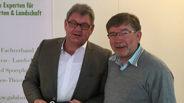 Der Ausschussvorsitzende Cölestin Huhn (FGL, rechts) bedankt sich bei dem SPD-Landtagsabgeordneten Uwe Frankenberger (links) für den Besuch. Bild: FGL.
