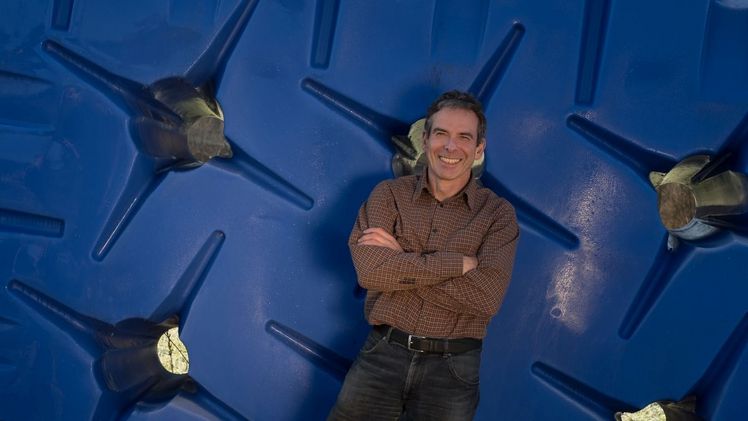 Ernst Deiss möchte dazu motivieren, mit der Ressource Wasser sorgsamer umzugehen. Bild: Regenfänger.ch.