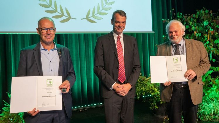 Die Goldene Ehrennadel erhielten Jens Heger und Thomas Schmale von BGL-Präsident Lutze von Wurmb. Rafael Carentz konnte sich seine Auszeichnung noch nicht persönlich abholen. Bild: Paul-Philipp Braun/BGL.