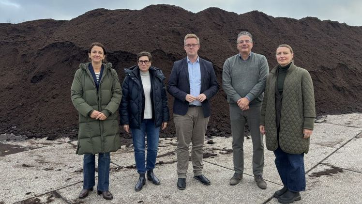Lukas Reinken MdL (Mitte) besuchte gemeinsam mit IVG-Juristin Tanja Constabel (2. v. l.) das Führungsteam und das Betriebsgelände eines IVG-Mitglieds. Foto: © Horst Kruse.