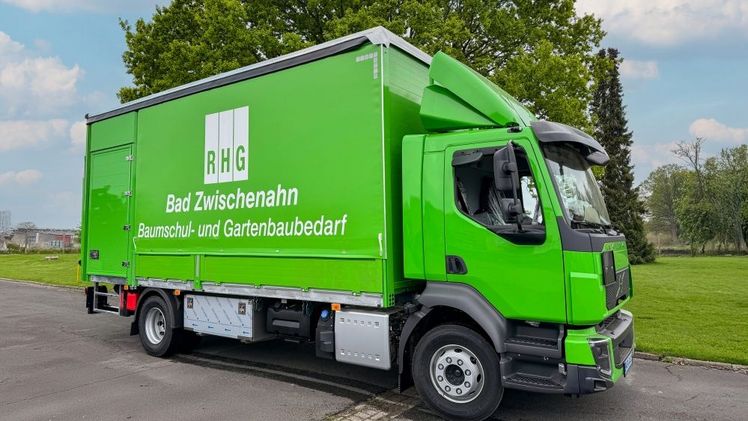 LKW auf Tour - mit dem neuen LKW liefert RHG schnell und zuverlässig direkt in den Betrieb. Bild: RHG.