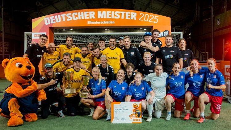 Die zwei Siegerteams der gesamten „OBI DM11" Turnierserie sind der Wuppertaler SV (Damen) und der SV Elz (Herren). Bild: OBI.