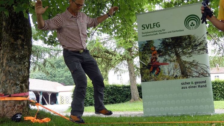 Eine gute Möglichkeit, die Balance zu schulen, ist zum Beispiel das Slackline-Training.Bild: SVLFG. Eine gute Möglichkeit, die Balance zu schulen, ist zum Beispiel das Slackline-Training.Bild: SVLFG.