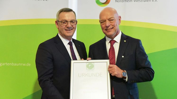 Im Rahmen der Delegiertenversammlung des Landesverbandes Gartenbau NRW e. V. ehrte ZVG-Präsident Mertz (l.) Günter Bayer (r.) mit der Ehrennadel in Silber des ZVG. Foto: LVG NRW/Lutz Fischer.