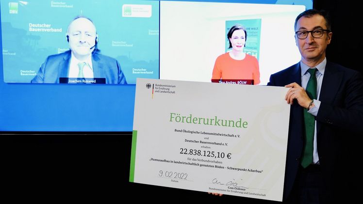 Bundesminister Cem Özdemir übergibt Förderbescheid an den Präsidenten des Deutschen Bauernverbandes, Joachim Rukwied und die Vorstandsvorsitzende des BÖLW, Tina Andres. Bild: BMEL.