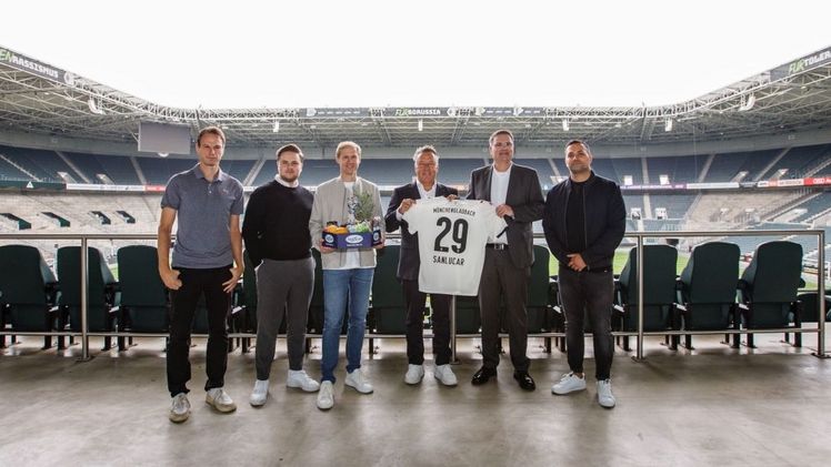 Vertragsunterzeichnung im BORUSSIA-PARK: v. l. n. r.: Raphael Özelli, Nils Schrodt, Dominik Wehner, Armin Rehberg, Guido Uhle, Abid Sethi. Bild: San Lucar.
